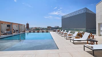 Utendørsbasseng, bassengtelt (mot betaling) og bassengparasoller