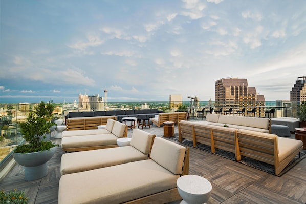 Rooftop bar - Thompson San Antonio - Riverwalk, by Hyatt (San Antonio)