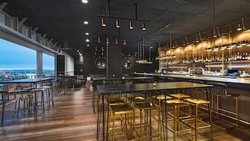 Serveert ontbijt, lunch en diner