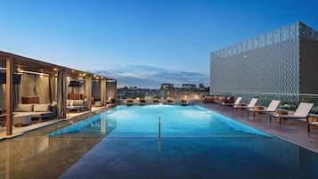 Een buitenzwembad, zwembadcabana's (toeslag)