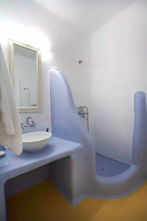 Bathtub, towels