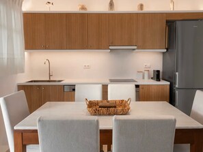 Kühlschrank, Ofen, Herdplatte, Wasserkocher mit Kaffee-/Teezubehör