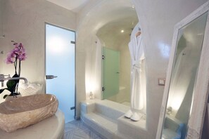 Shower, hair dryer, towels, soap - The Queen's house with jacuzzi and sea view (Santorini)