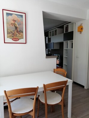 Dining - VICTORY HOUSE. (Dervio)