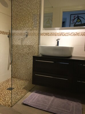 Bathroom - VICTORY HOUSE. (Dervio)