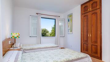 6 bedrooms, iron/ironing board, free WiFi, bed sheets