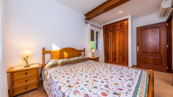 6 bedrooms, iron/ironing board, free WiFi, bed sheets