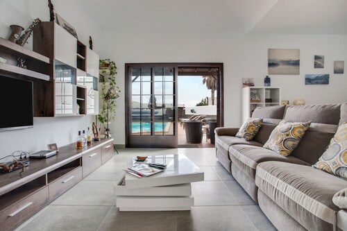 Villa Kodotoma with Sea View, Mountain View, High-Speed Wi-Fi Garden, Terraces & Pool