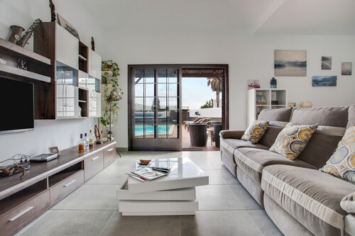 Villa Kodotoma with Sea View, Mountain View, High-Speed Wi-Fi Garden, Terraces & Pool