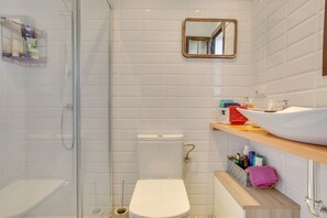 Regadera, secadora de cabello, toallas 