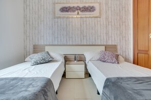 3 slaapkamers, een strijkplank/strijkijzer, gratis wifi, beddengoed