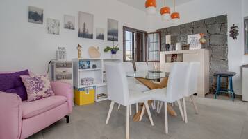 TV, Netflix, table tennis, streaming services