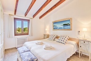 4 bedrooms, iron/ironing board, free WiFi, bed sheets