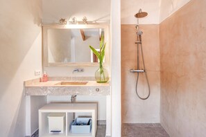 Bathtub, hair dryer, towels