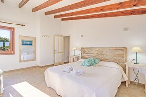 4 bedrooms, iron/ironing board, free WiFi, bed sheets