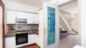 Kühlschrank, Ofen, Herdplatte, Wasserkocher mit Kaffee-/Teezubehör