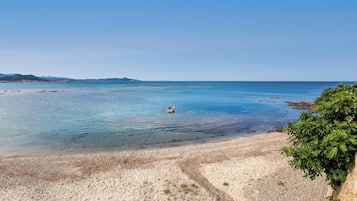 Una spiaggia nelle vicinanze