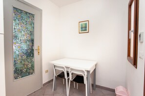 Dining - Holiday Home ‘La Casa di Barbara’ close to the Beach with Terrace and Street Parking Available (Siniscola)