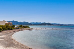 Beach nearby - Holiday Home ‘La Casa di Barbara’ close to the Beach with Terrace and Street Parking Available (Siniscola)