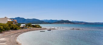 Holiday Home ‘La Casa di Barbara’ close to the Beach with Terrace and Street Parking Available