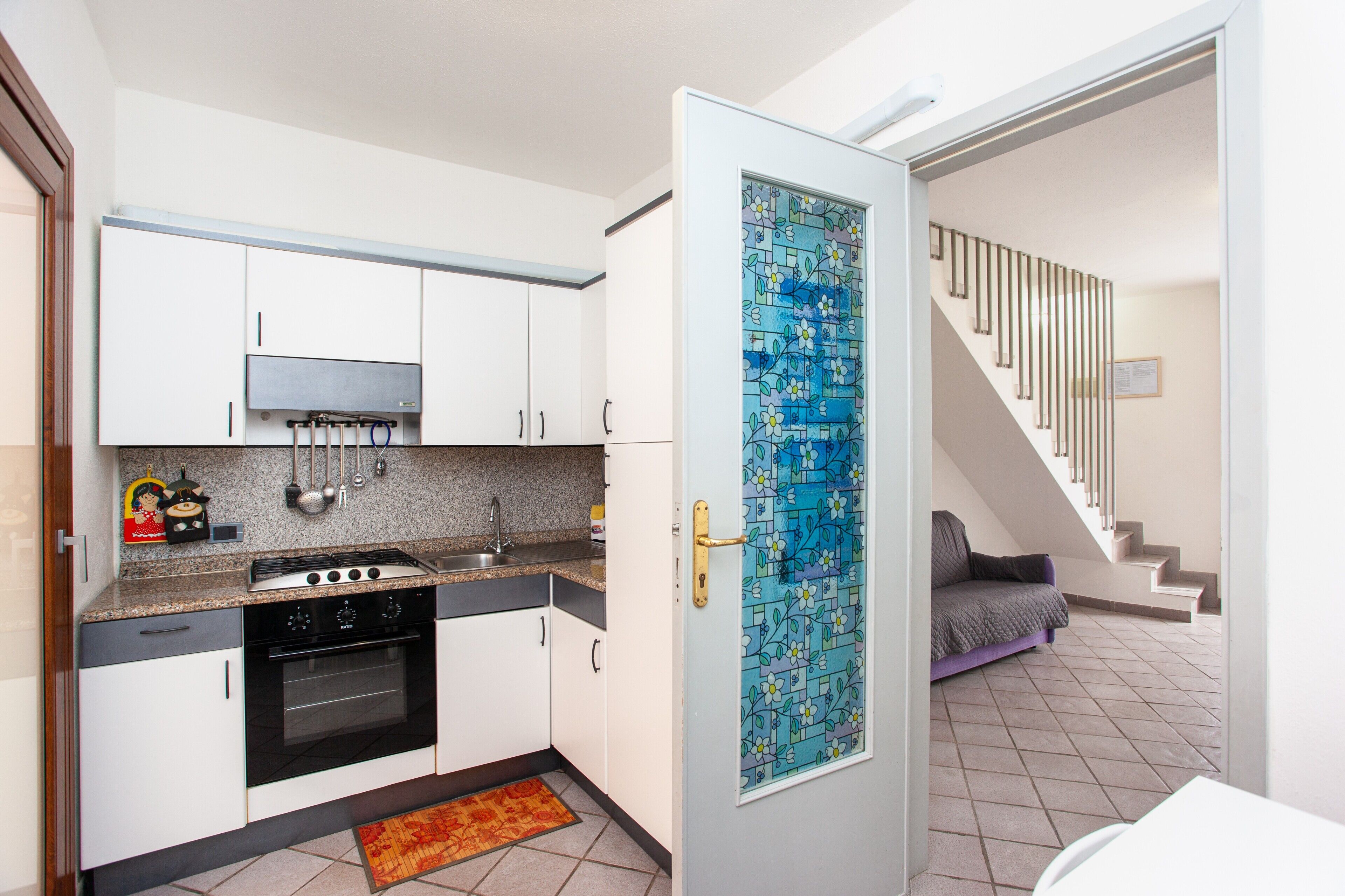 Fridge, oven, stovetop, coffee/tea maker