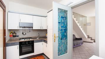 Fridge, oven, stovetop, coffee/tea maker