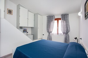 2 bedrooms, iron/ironing board, bed sheets - Holiday Home ‘La Casa di Barbara’ close to the Beach with Terrace and Street Parking Available (Siniscola)