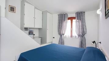 2 habitaciones, tabla de planchar con plancha y ropa de cama