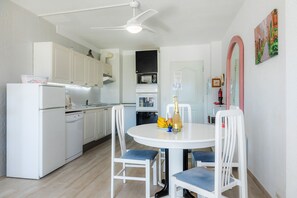Frigorífico, microondas, horno y placa de cocina
