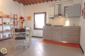 Een koelkast, een oven, een kookplaat, een koffiezetapparaat/waterkoker