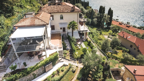 Une grande villa dotée d’une terrasse, d’une piscine et offrant une vue sur la mer.