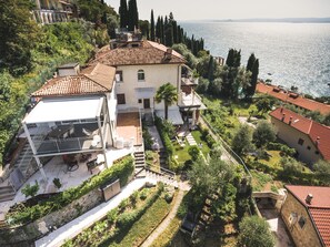 Eine großzügige Villa mit Terrasse, Pool und Meerblick.