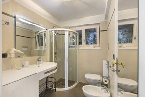 Dusche, Haartrockner, Handtücher
