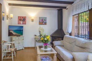 TV, fireplace - Holiday Apartment "Las Yukas" close to the Beach with Wi-Fi, Garden & Terrace (Marbella)