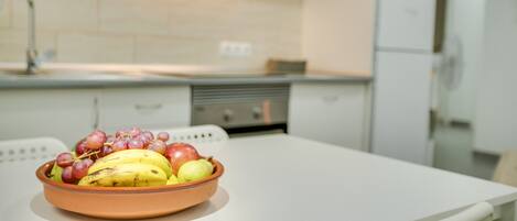 Jääkaappi, mikroaaltouuni, uuni, liesi