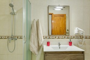 Douche, sèche-cheveux, serviettes fournies