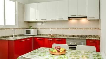Coffee/tea maker, fridge, microwave, oven