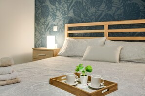 3 slaapkamers, een strijkplank/strijkijzer, gratis wifi, beddengoed