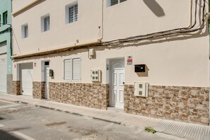 Exterior detail - Cosy Apartment “2B El Amore” close to the Sea with Wi-Fi & Fans (Vecindario)