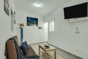 TV - Cosy Apartment “2B El Amore” close to the Sea with Wi-Fi & Fans (Vecindario)