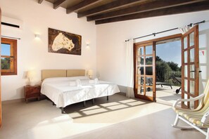 4 bedrooms, iron/ironing board, travel cot, WiFi