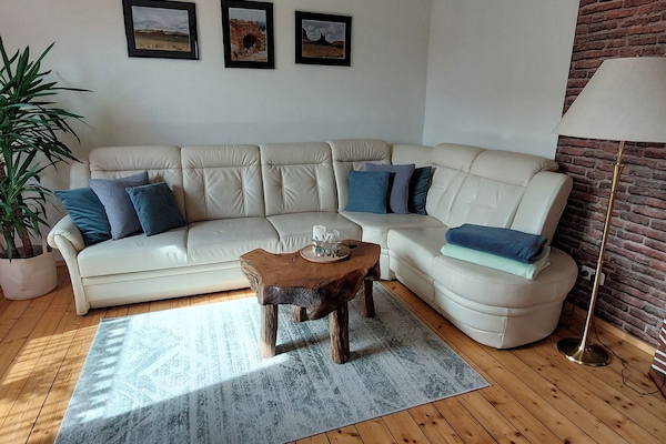 Wohnzimmer mit großem Ecksofa