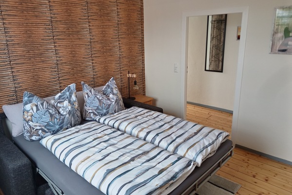 Durchgangszimmer mit Schlafcouch aufgebettet