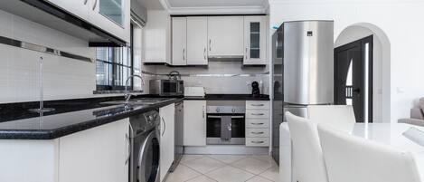 Kühlschrank, Mikrowelle, Ofen, Geschirrspüler