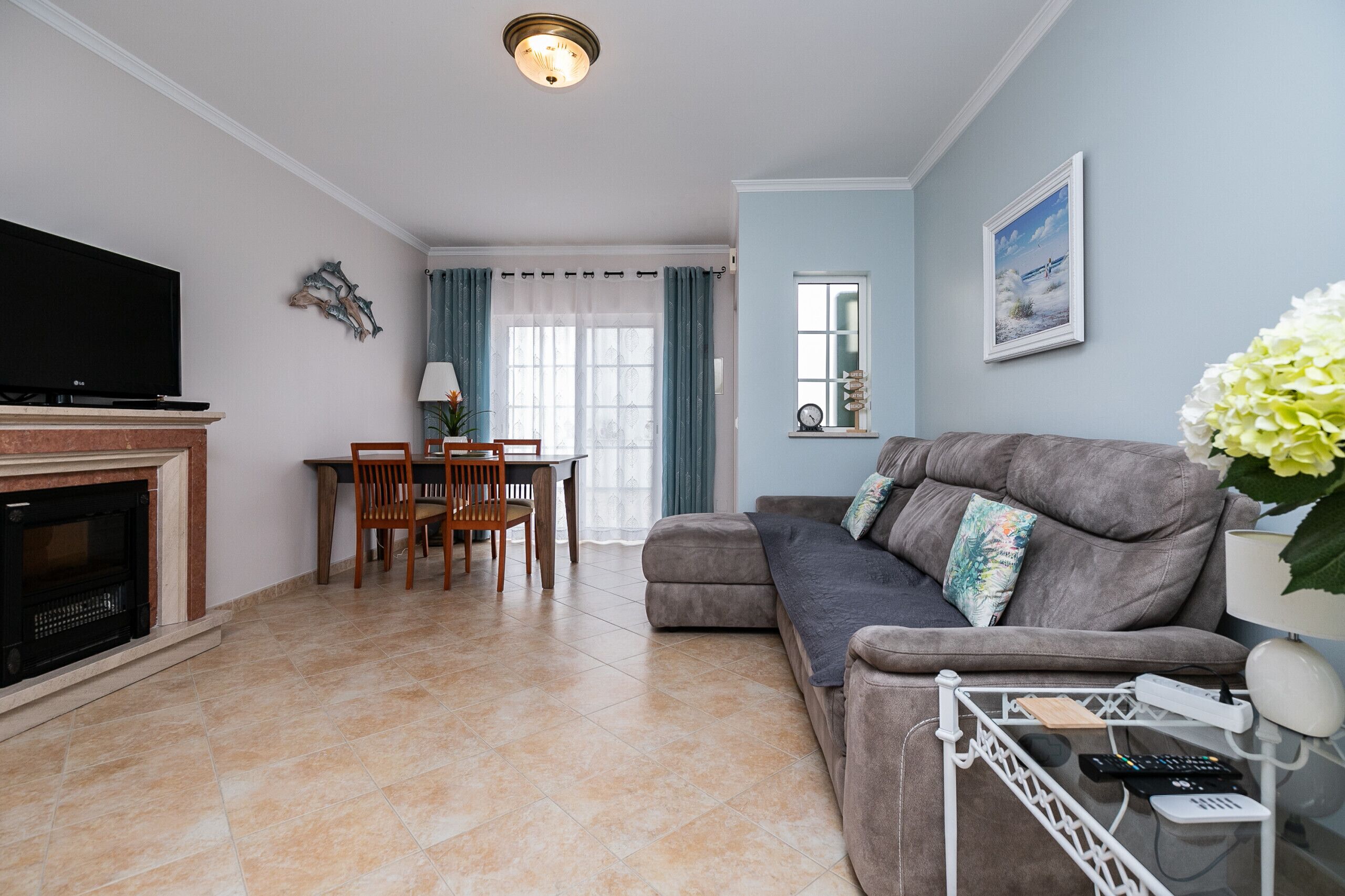 Een televisie en een open haard