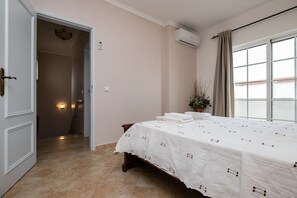 2 slaapkamers, een strijkplank/strijkijzer, gratis wifi, beddengoed
