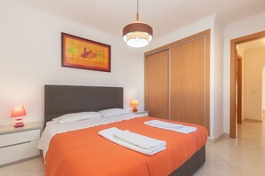 3 chambres, fer et planche à repasser, Wi-Fi gratuit, draps fournis