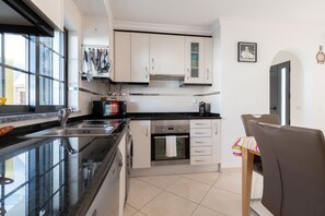 Réfrigérateur, micro-ondes, four, lave-vaisselle