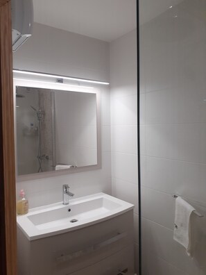 Dusche, Haartrockner, Handtücher, Toilettenpapier