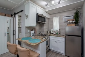 Kühlschrank, Mikrowelle, Wasserkocher mit Kaffee-/Teezubehör, Toaster